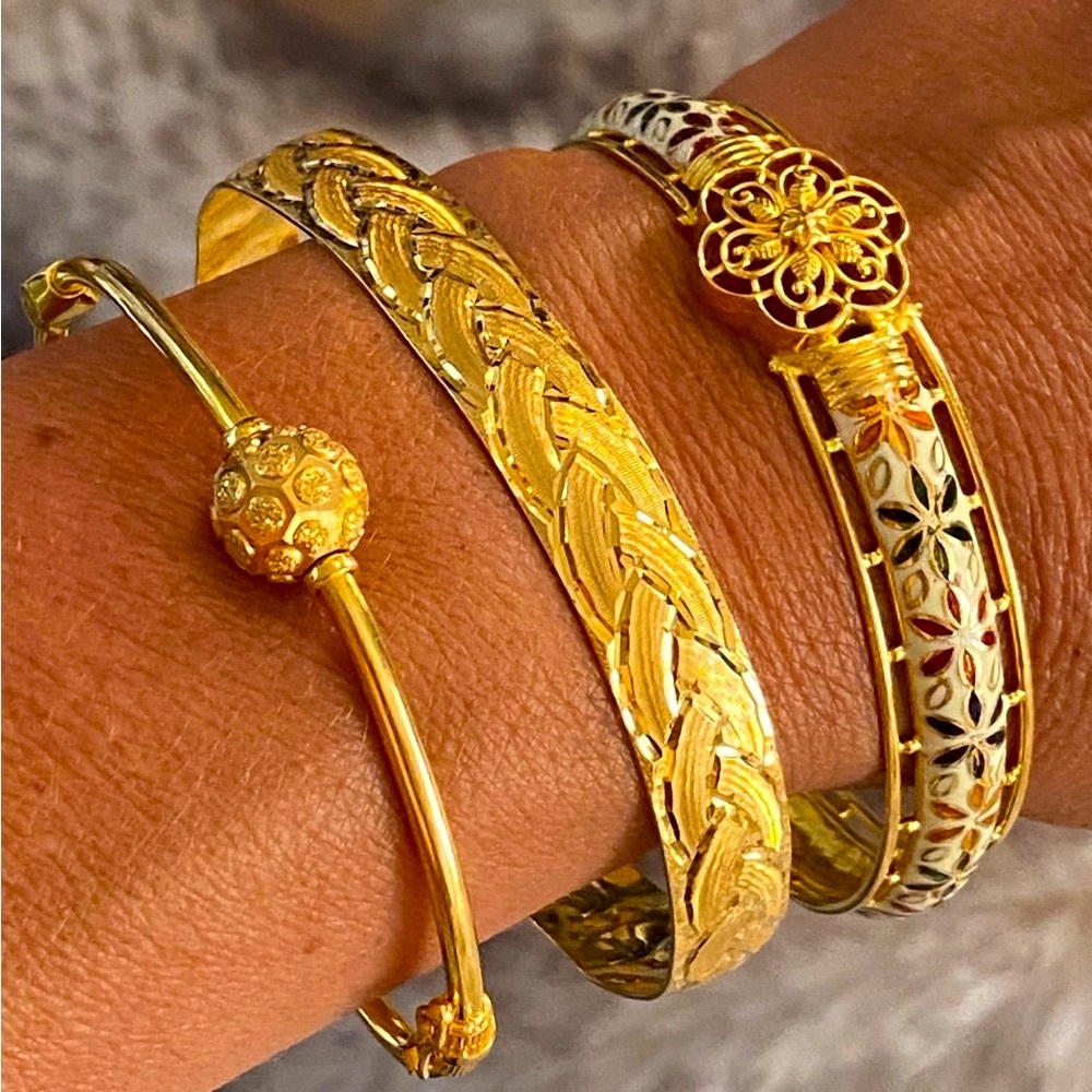 GORGEOUS Solid 22K Yellow Gold Wide Enamel Floral Bangle Bracelet!